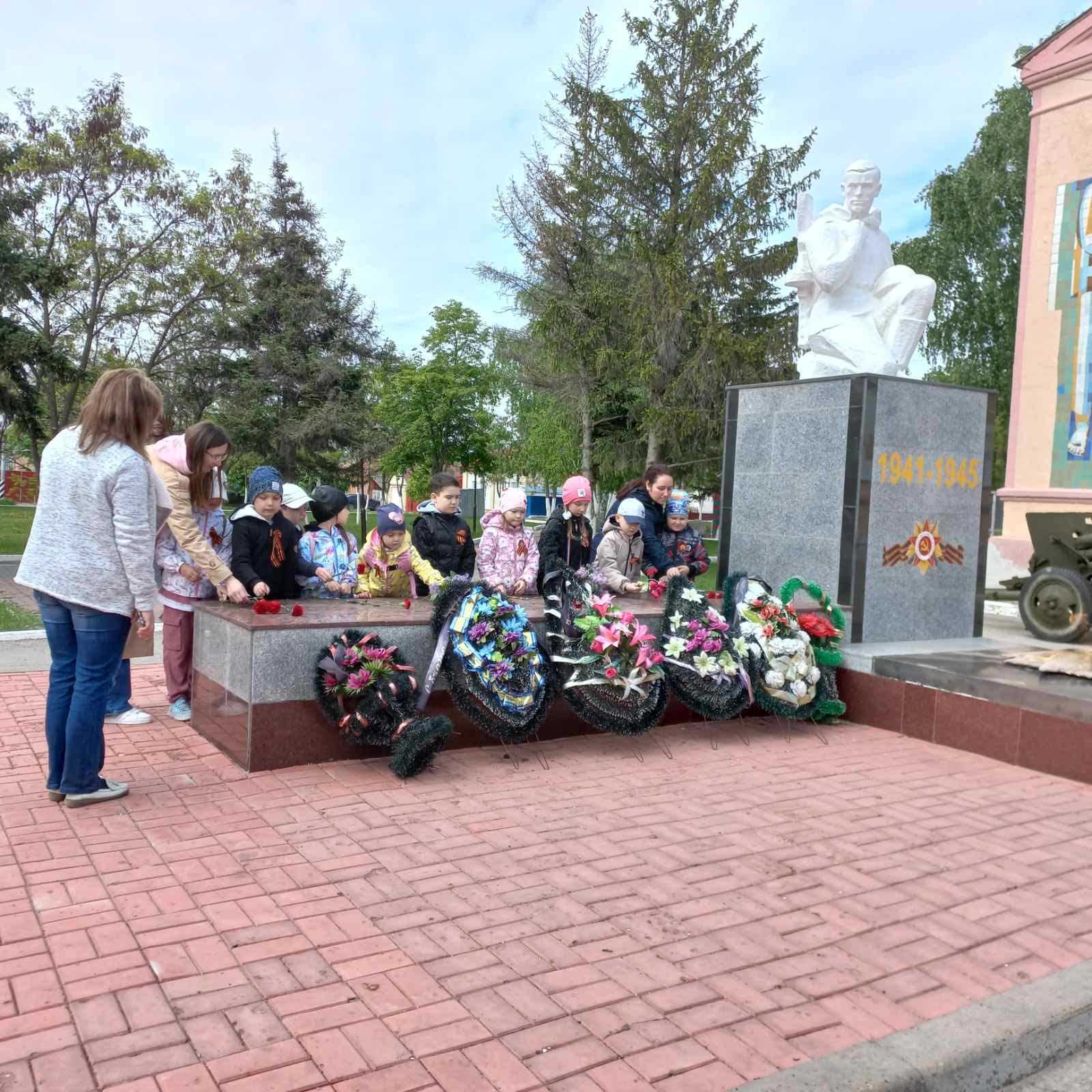 В преддверии празднования Дня Победы ребята посетили мемориальный комплекс.