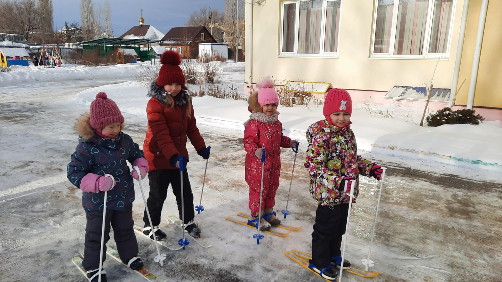 Катаемся на лыжах в детском саду..