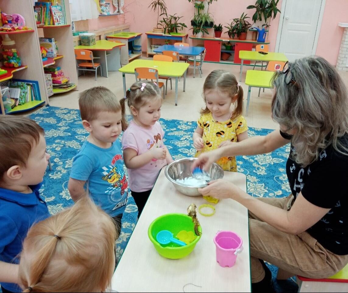 Исследовали снег и его свойства с самыми маленькими воспитанниками.