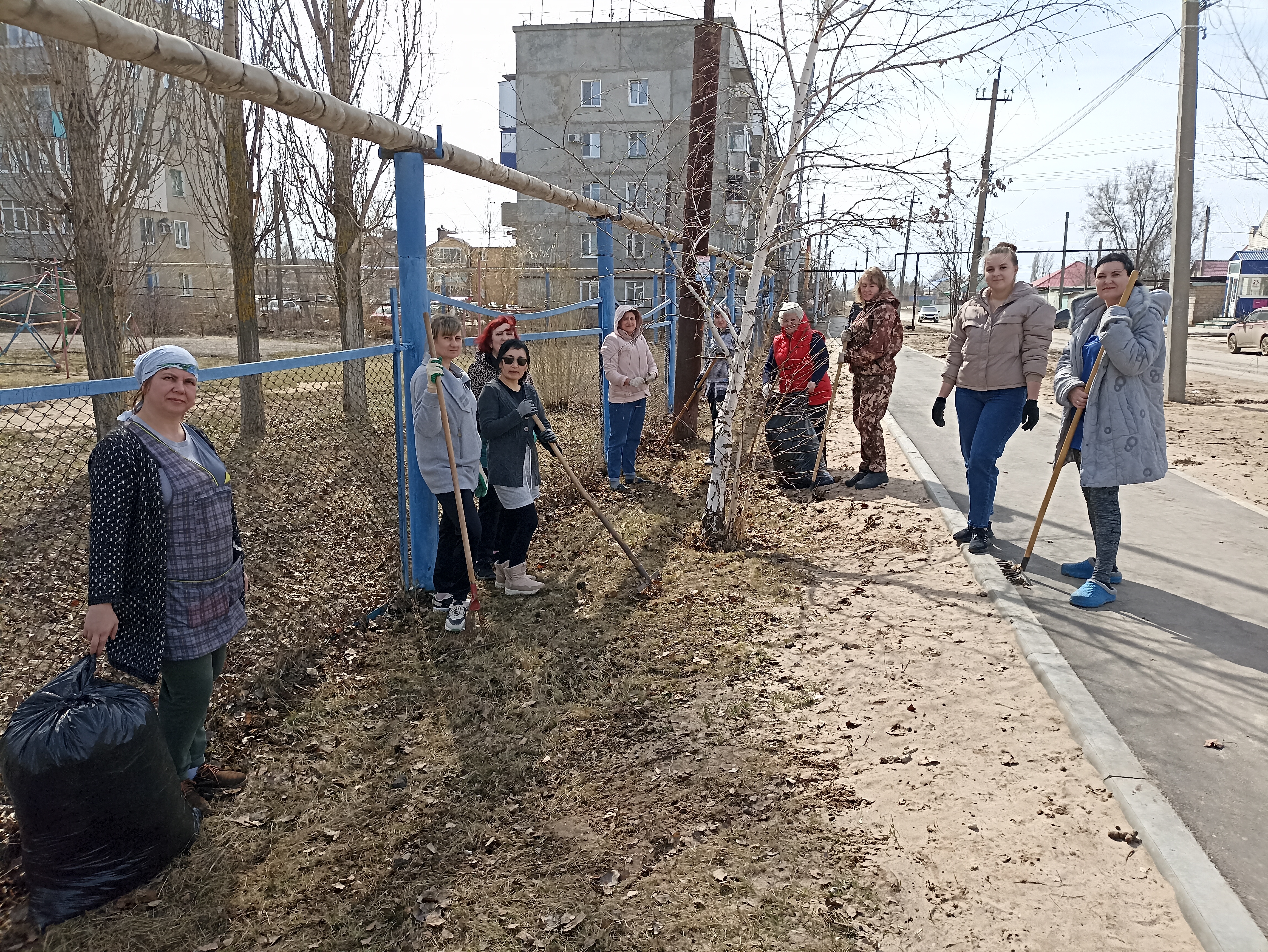 В нашем детском саду был проведён субботник, участие в котором принял весь коллектив..